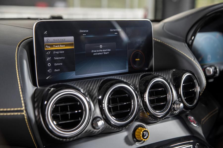 Детали интерьера Mercedes-AMG GT R (C190) 2019 года  (MY) (фото 11 из 21)
